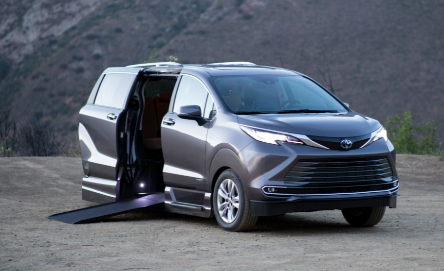 2022 Toyota Sienna LE-Mobility FWD Hybrid with VMI Northstar Conversion