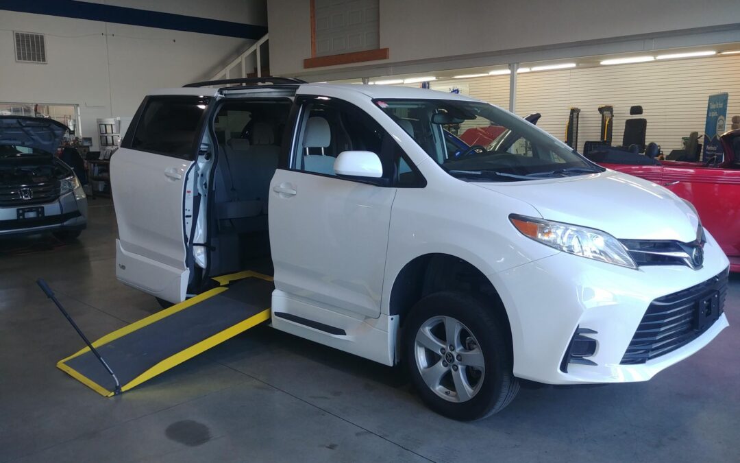 2020 Toyota Sienna LE Mobility with VMI Northstar ADA E360 Manual Side Entry Conversion